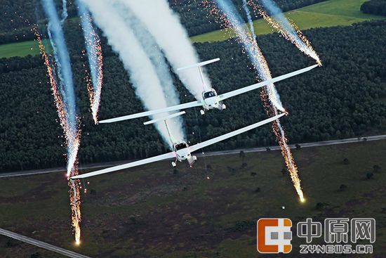 郑州航展特技飞行队集结炫技 (2018郑州航展飞行表演集锦)