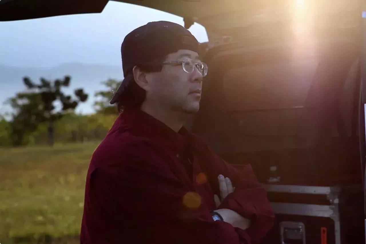 一个恐高的人，高空作业20多年，舍命拍出了最美纪录片