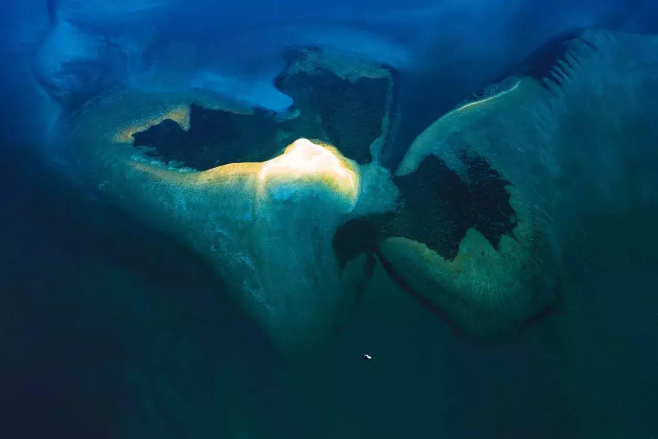 一个恐高的人，高空作业20多年，舍命拍出了最美纪录片