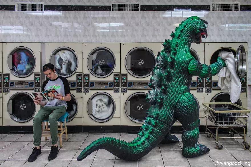 他花了20美元买一个玩具英语,花近10万元买大型恐龙模型