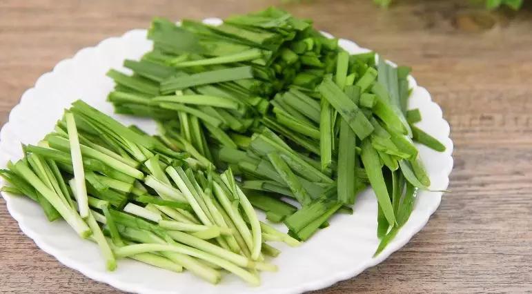 韭菜炒小河虾的家常做法,韭菜炒河虾这个组合你一定没见过