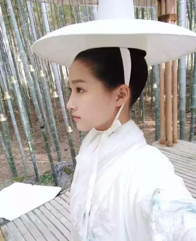 可怜！鹿晗小女友躲过缝纫机造型的吐槽，却没躲过这个致命细节