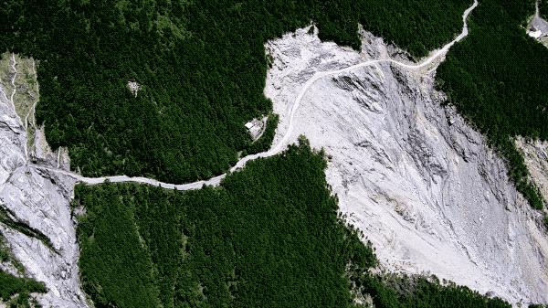 一个恐高的人，高空作业20多年，舍命拍出了最美纪录片