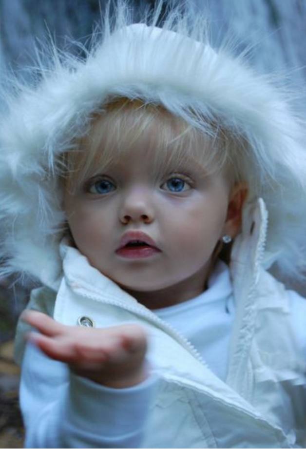 她才2岁被母亲“卖出”千万,神似芭比娃娃,从小被化妆品荼毒!