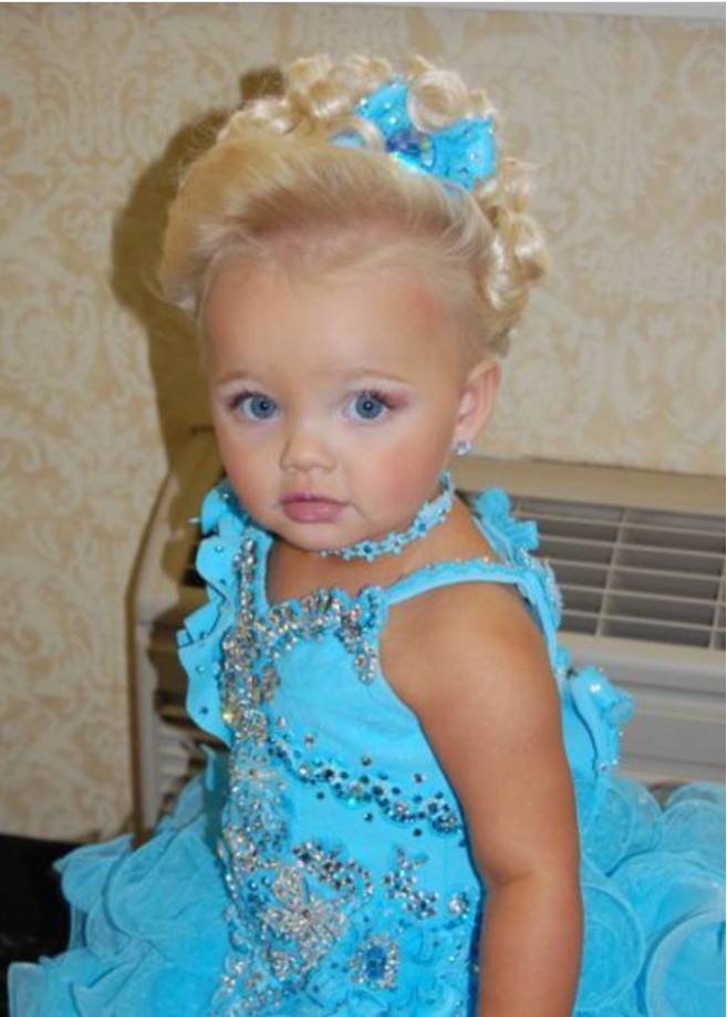 她才2岁被母亲“卖出”千万,神似芭比娃娃,从小被化妆品荼毒!