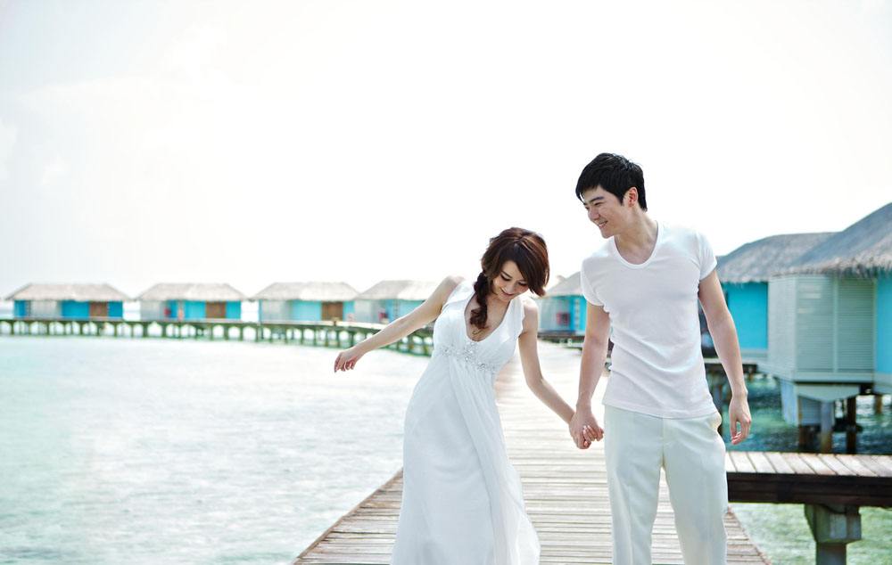 怎样牵女孩子的手最自然,教你一招牵到女孩的手