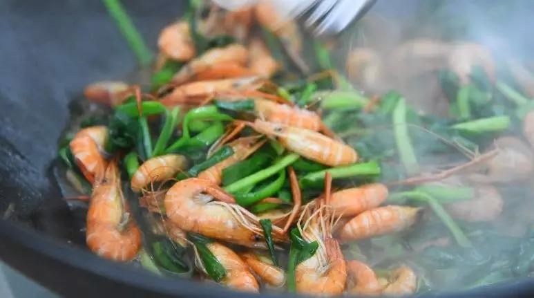 韭菜炒小河虾的家常做法,韭菜炒河虾这个组合你一定没见过
