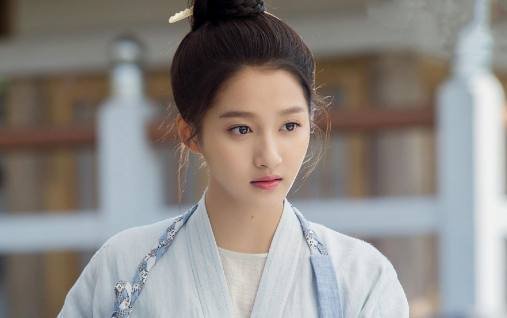 可怜!鹿晗小女友躲过缝纫机造型的吐槽,却没躲过这个致命细节