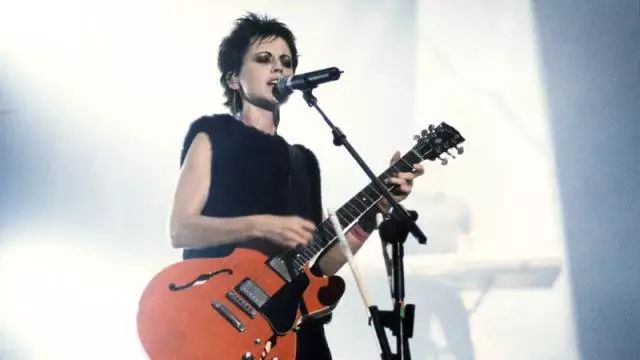 小红莓主唱去世前听的歌曲,小红莓乐队主唱去世经典曲目回顾