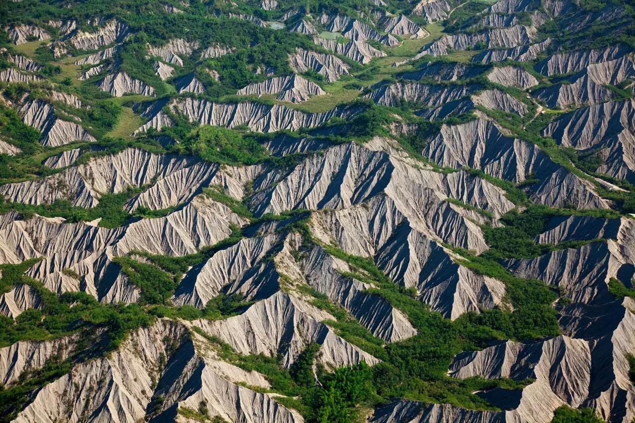 一个恐高的人，高空作业20多年，舍命拍出了最美纪录片