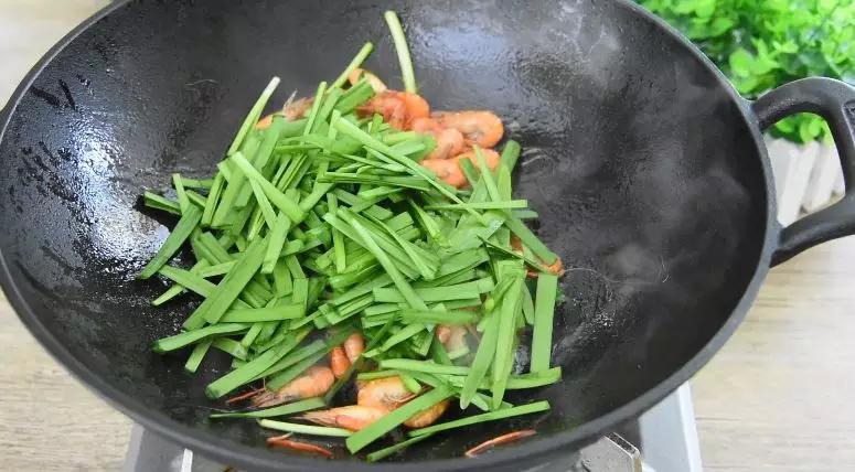 韭菜炒小河虾的家常做法,韭菜炒河虾这个组合你一定没见过
