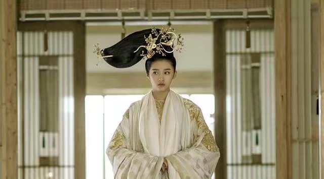 可怜!鹿晗小女友躲过缝纫机造型的吐槽,却没躲过这个致命细节