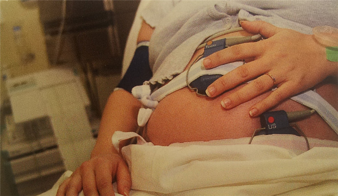 生前见红是什么颜色,见红一般是什么颜色图片