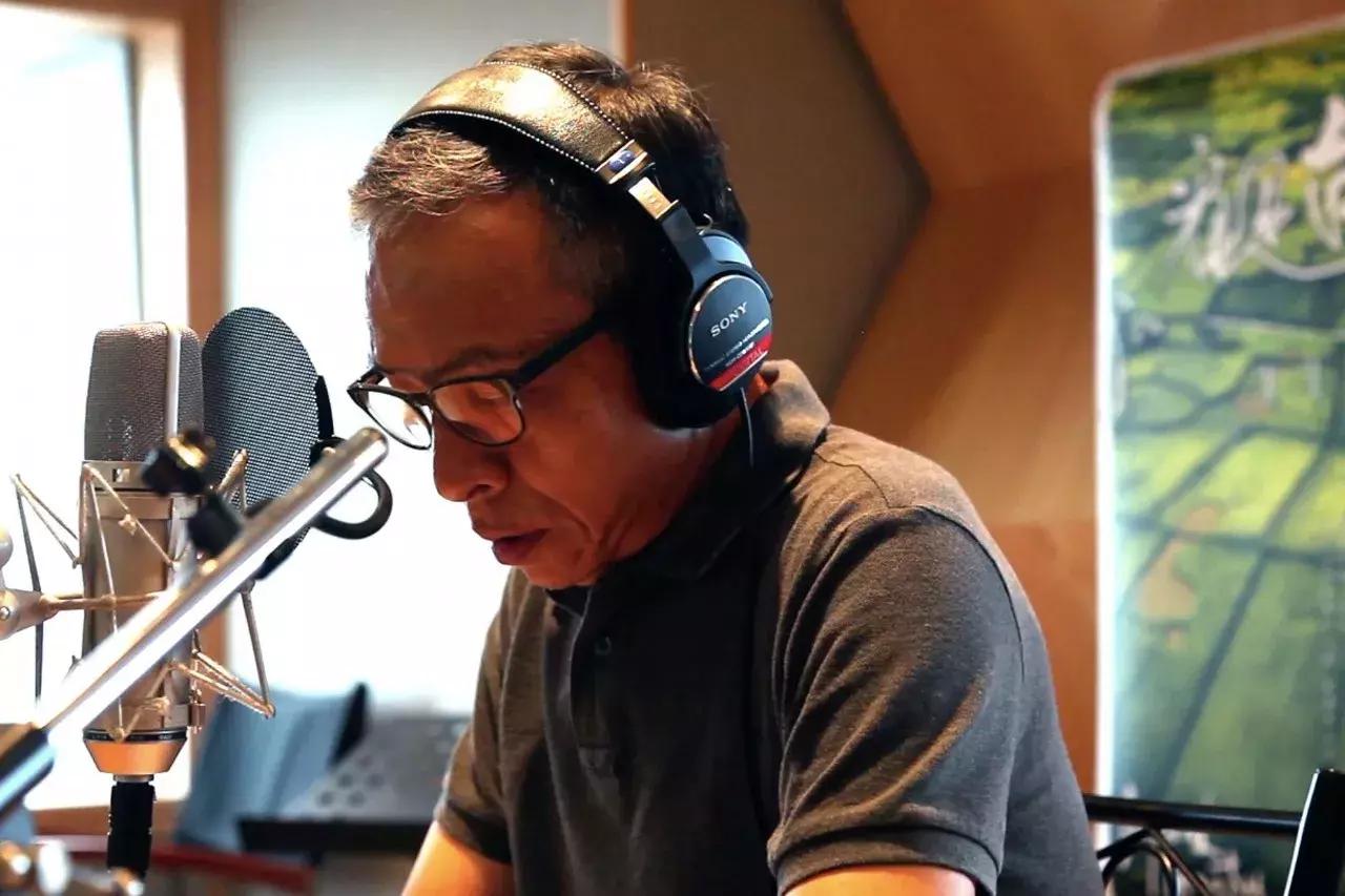 一个恐高的人，高空作业20多年，舍命拍出了最美纪录片