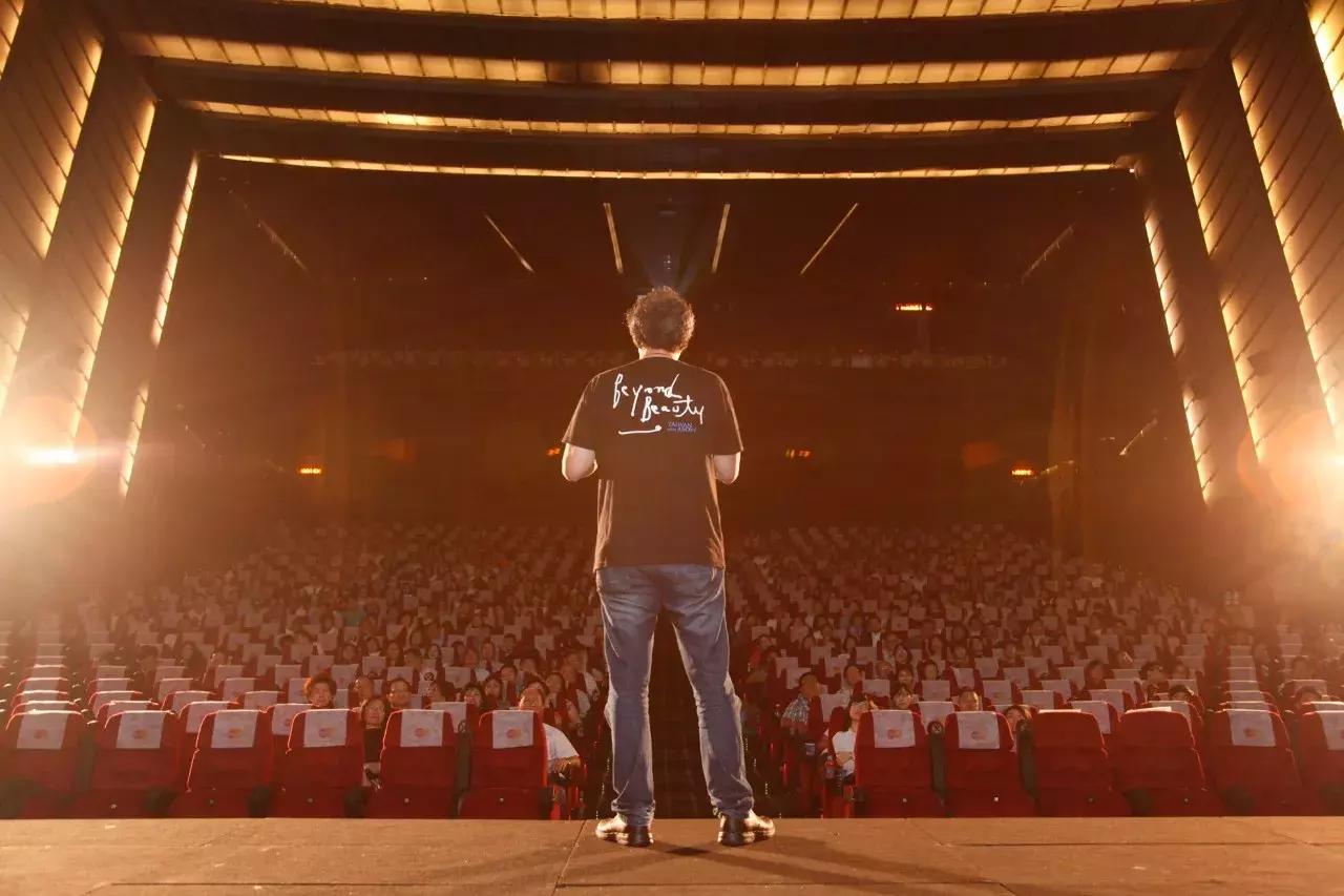 一个恐高的人，高空作业20多年，舍命拍出了最美纪录片