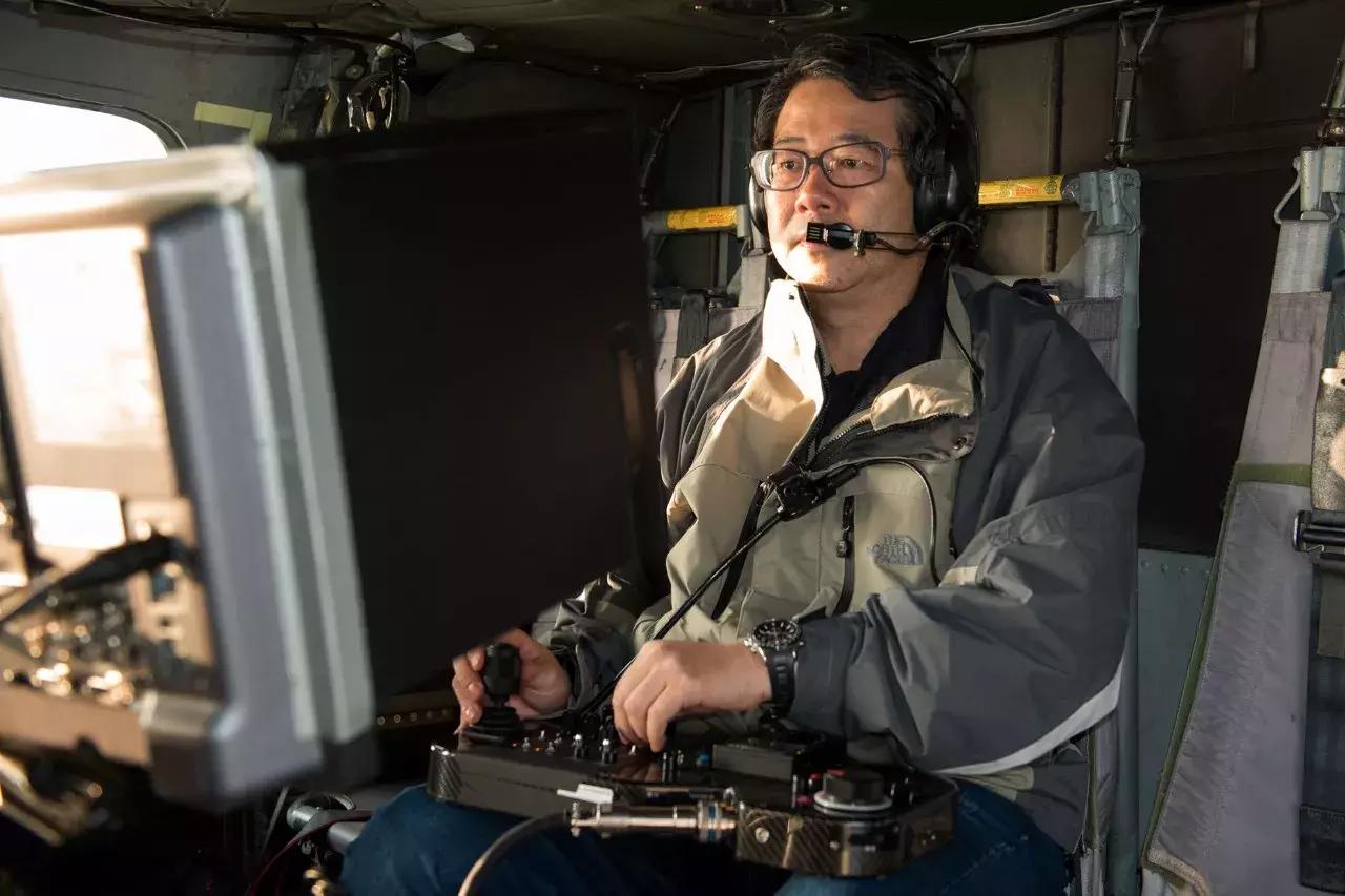 一个恐高的人，高空作业20多年，舍命拍出了最美纪录片