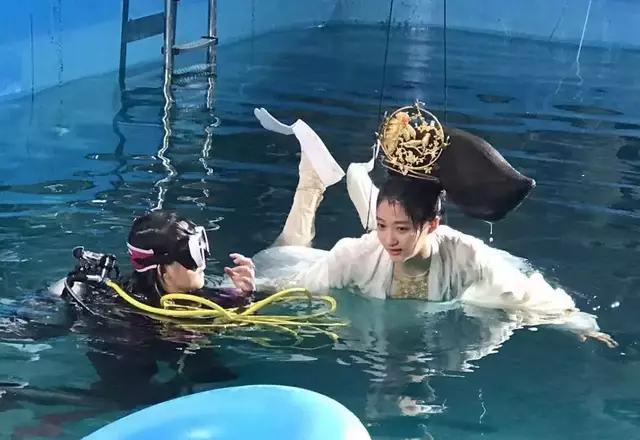 可怜！鹿晗小女友躲过缝纫机造型的吐槽，却没躲过这个致命细节