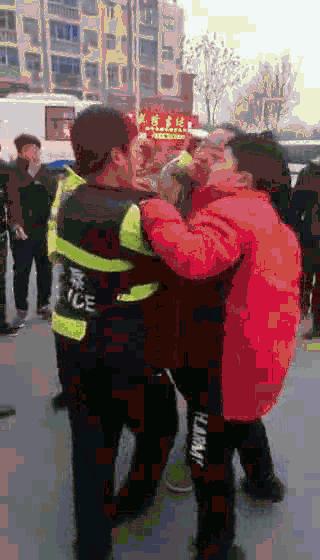 交警执法受阻怎么处理,交警执法遭阻拦视频