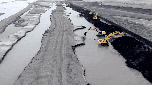 一个恐高的人，高空作业20多年，舍命拍出了最美纪录片