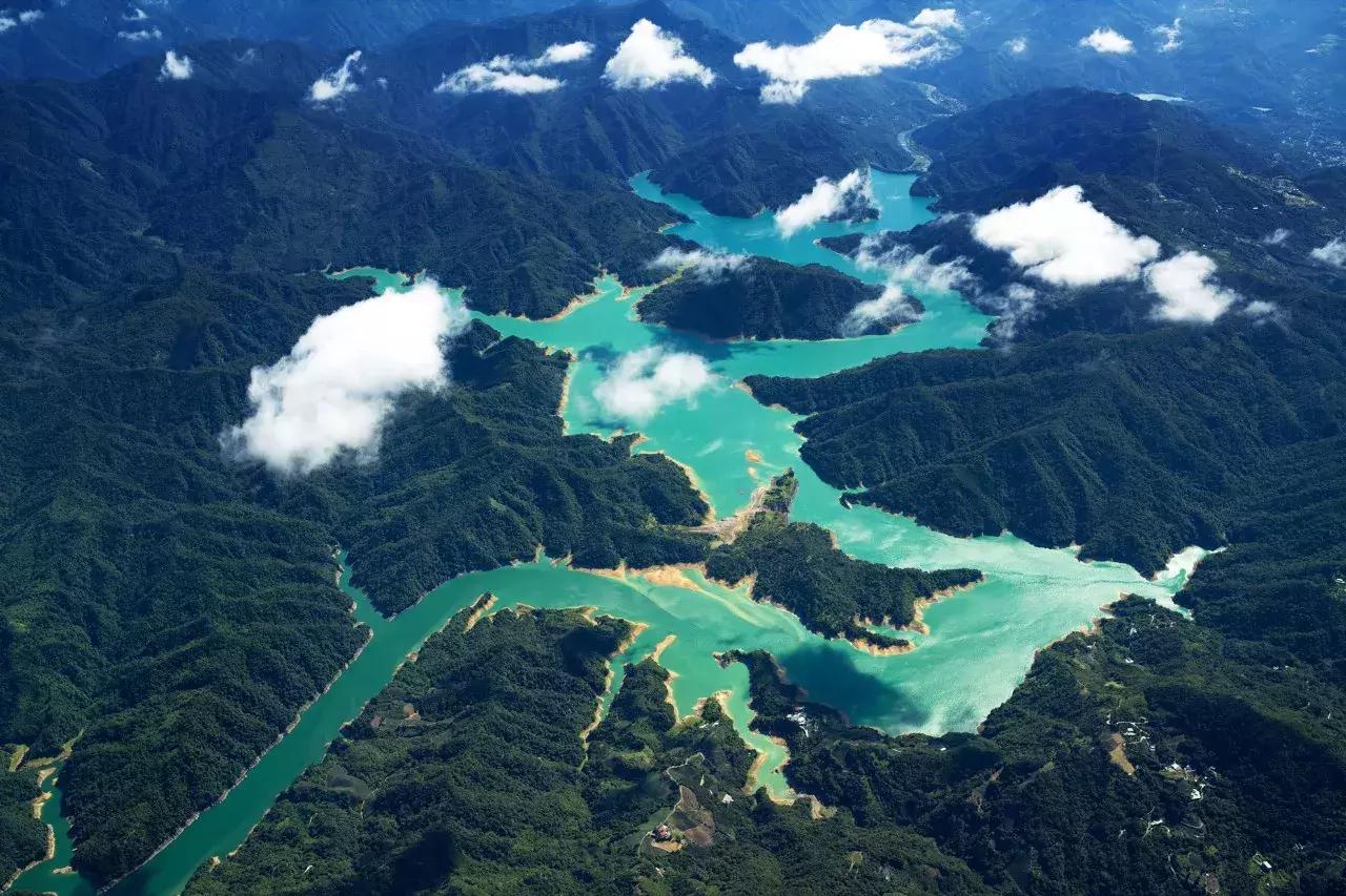 一个恐高的人，高空作业20多年，舍命拍出了最美纪录片