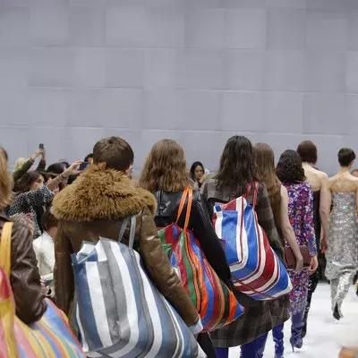 2017年度戏精盘点,把批发袋卖成爆款、把脚垫做成裙子还卖1万元