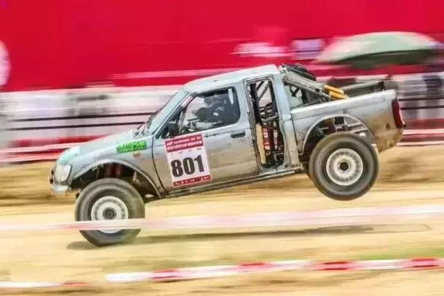 玩越野车的女人四川人,女人玩越野