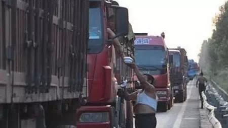 高风险的同时伴随着高回报,高风险高回报低投入