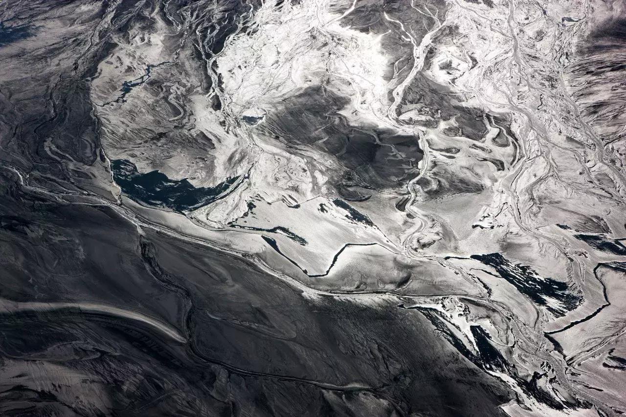 一个恐高的人，高空作业20多年，舍命拍出了最美纪录片