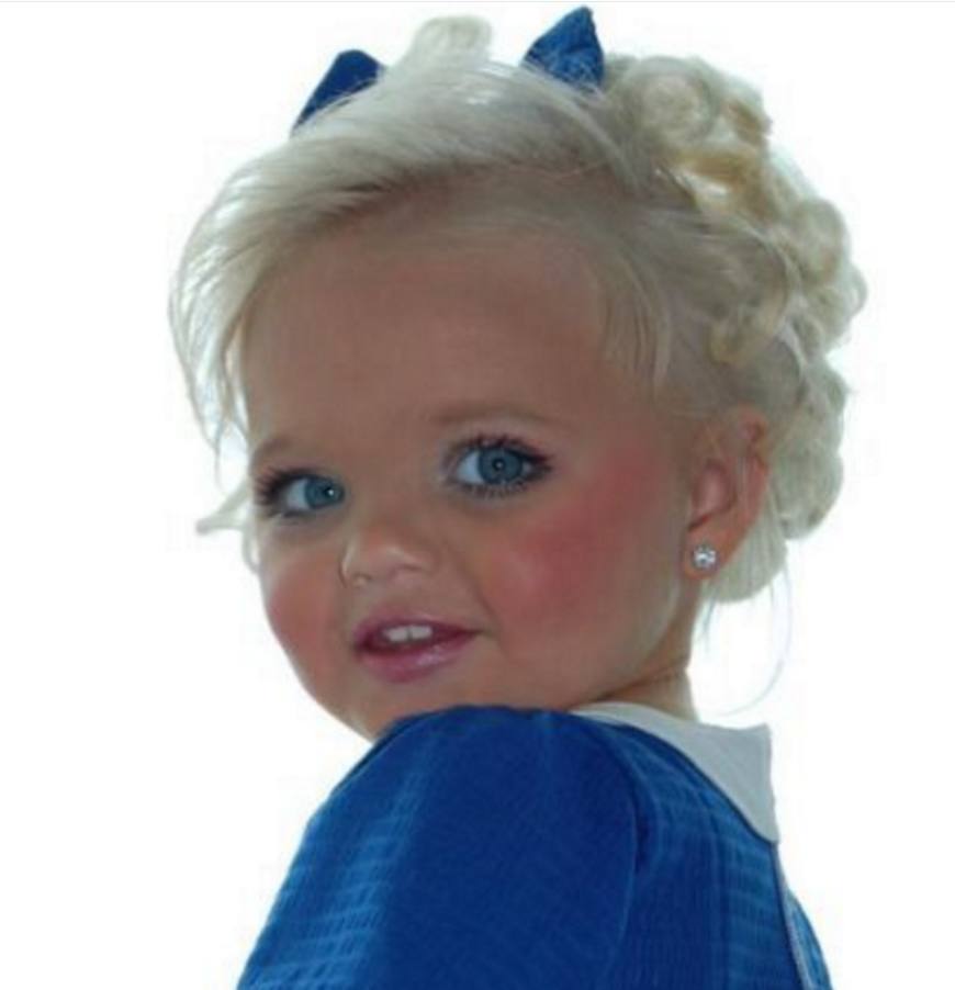 她才2岁被母亲“卖出”千万,神似芭比娃娃,从小被化妆品荼毒!