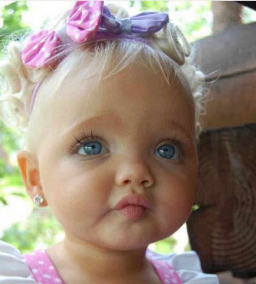 她才2岁被母亲“卖出”千万,神似芭比娃娃,从小被化妆品荼毒!