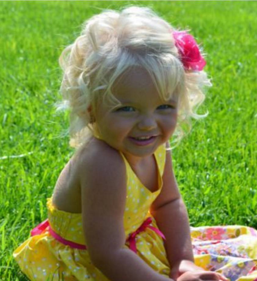 她才2岁被母亲“卖出”千万,神似芭比娃娃,从小被化妆品荼毒!