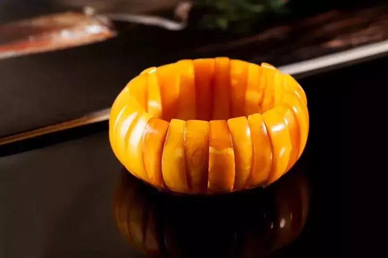 老蜜蜡如何佩戴和养护,老蜜蜡一般都是别人玩过很多年吗