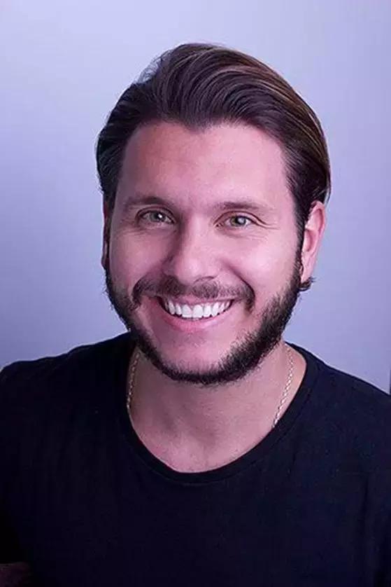 37岁威廉王子秃头,威廉王子剃掉光头