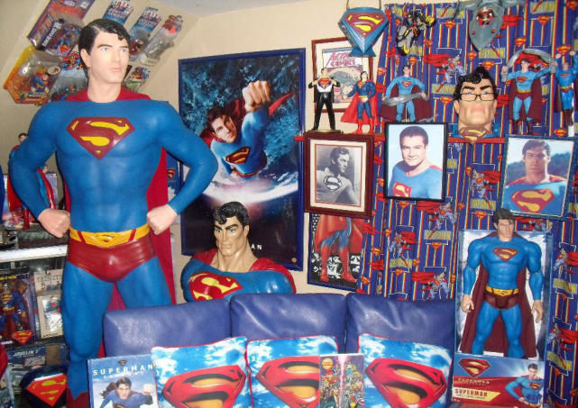 男子整容变超人,男子被迫做整容手术变成女性