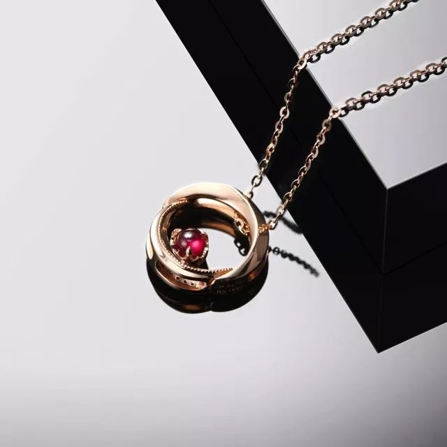 中国传统首饰手镯戒指耳饰,戴戒指的项链有什么寓意?