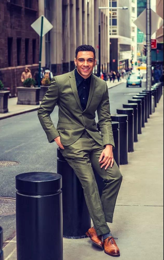 皮肤黑的男生怎么显白,皮肤黑的男生怎么护肤