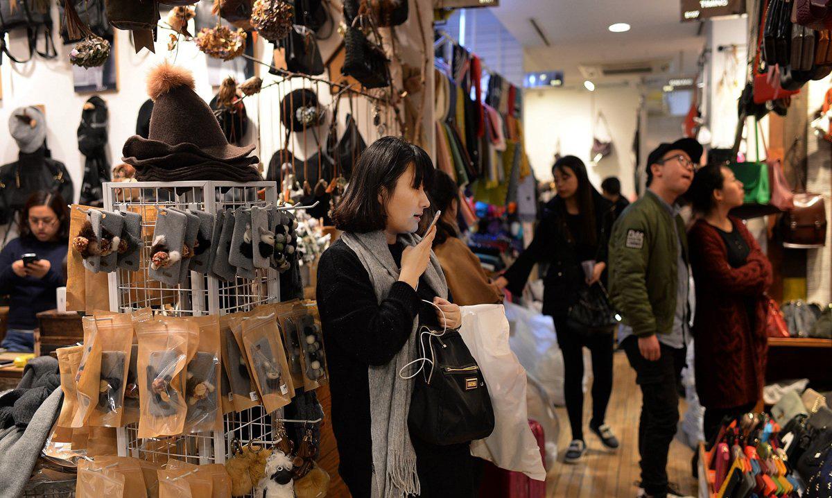 韩国免税店被中国代购包场,韩国免税店中国游客排队现象