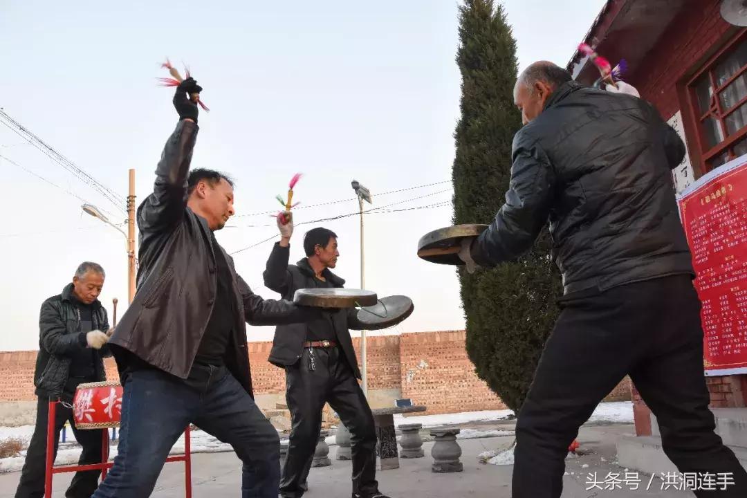 洪洞樊村这群老汉儿真乐哉，威风锣鼓敲得就是美！