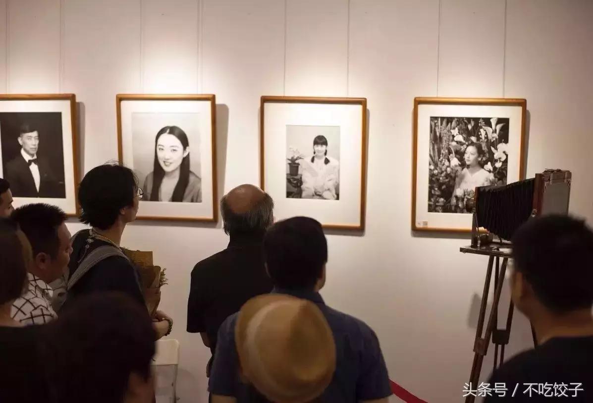 一天只能出2张照片，一张照片要2万，却可以传承100年