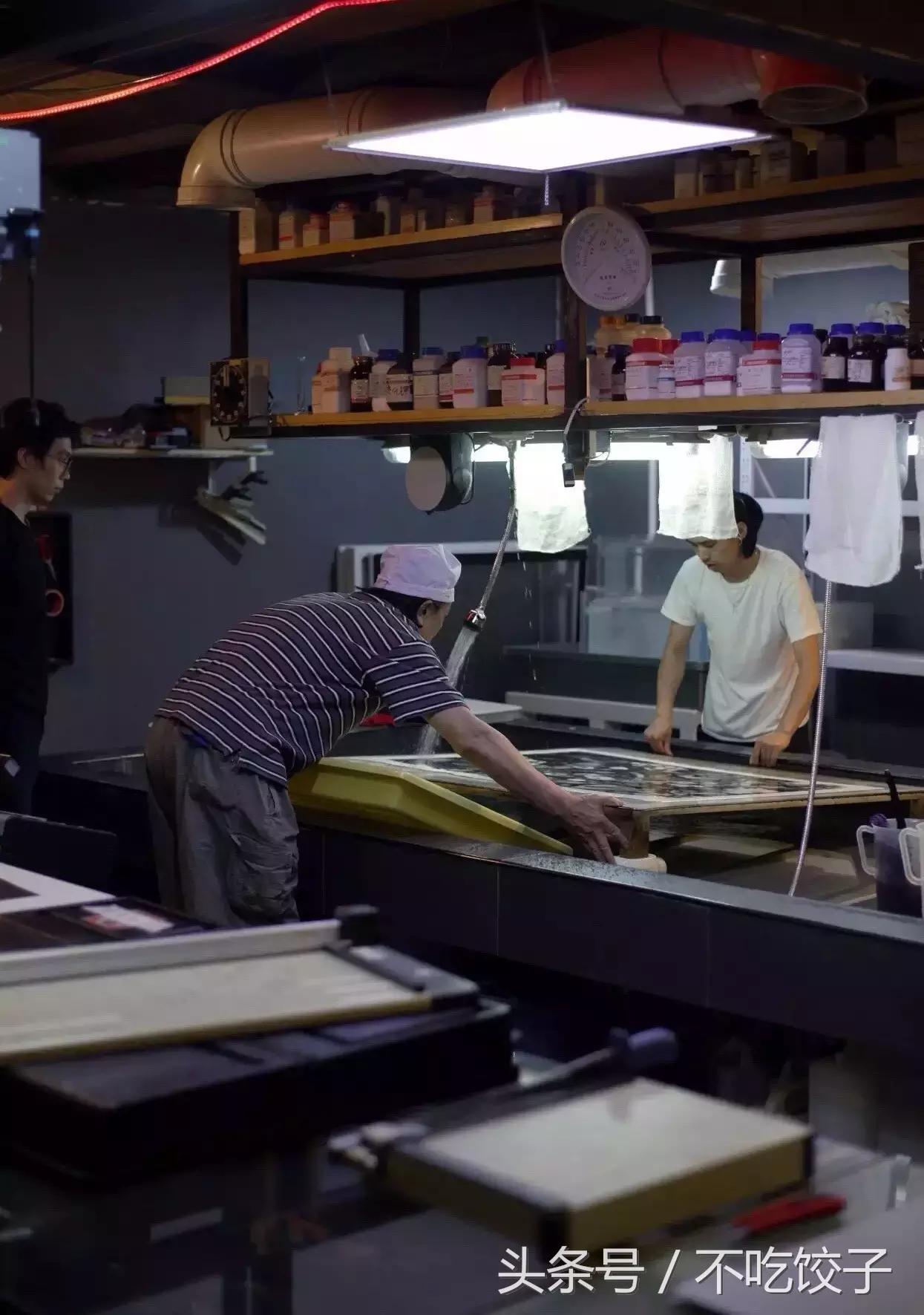 一天只能出2张照片，一张照片要2万，却可以传承100年