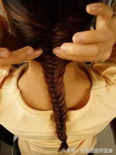 适合披着的扎发,披头散发怎么扎简单又漂亮