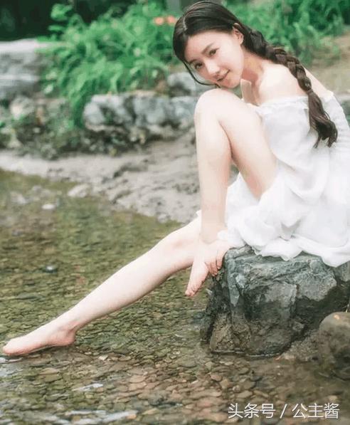 把缱绻幽思悄隐于笔端,心儿,化作一叶小舟!