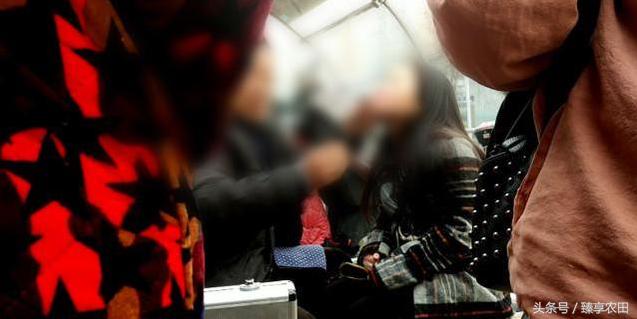 老中医醋精加面粉点痣的视频,男子路边点痣