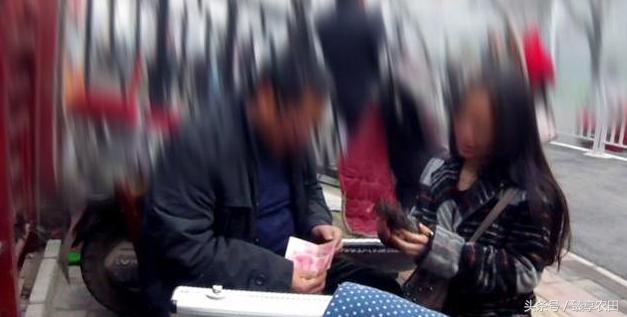 老中医醋精加面粉点痣的视频,男子路边点痣