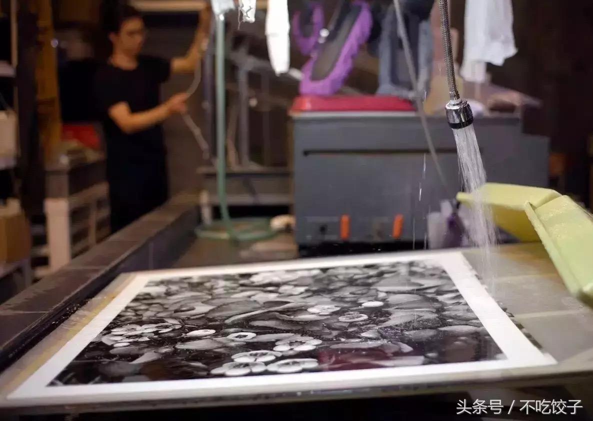 一天只能出2张照片，一张照片要2万，却可以传承100年