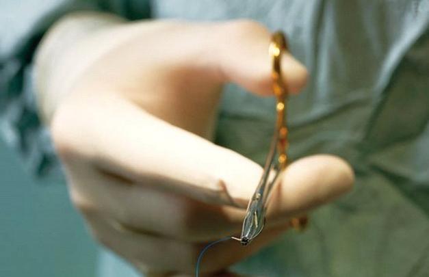 老一辈在家生孩子，现在产妇却要被侧切一刀，胎儿的头部变大了吗