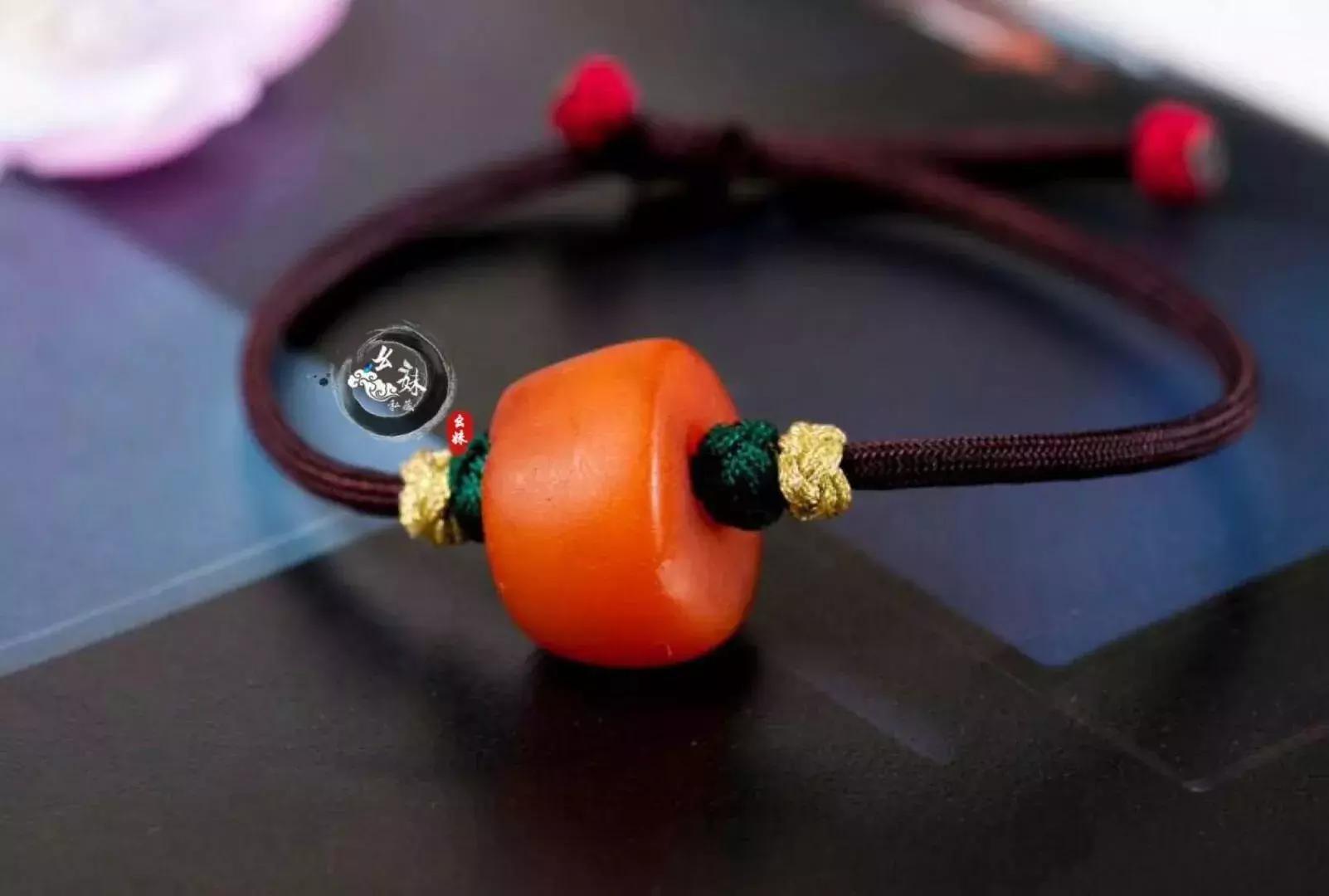 老蜜蜡如何佩戴和养护,老蜜蜡一般都是别人玩过很多年吗