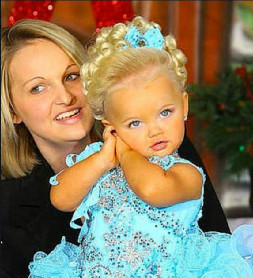 她才2岁被母亲“卖出”千万,神似芭比娃娃,从小被化妆品荼毒!