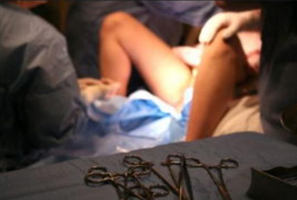 老一辈在家生孩子，现在产妇却要被侧切一刀，胎儿的头部变大了吗