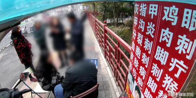 老中医醋精加面粉点痣的视频,男子路边点痣